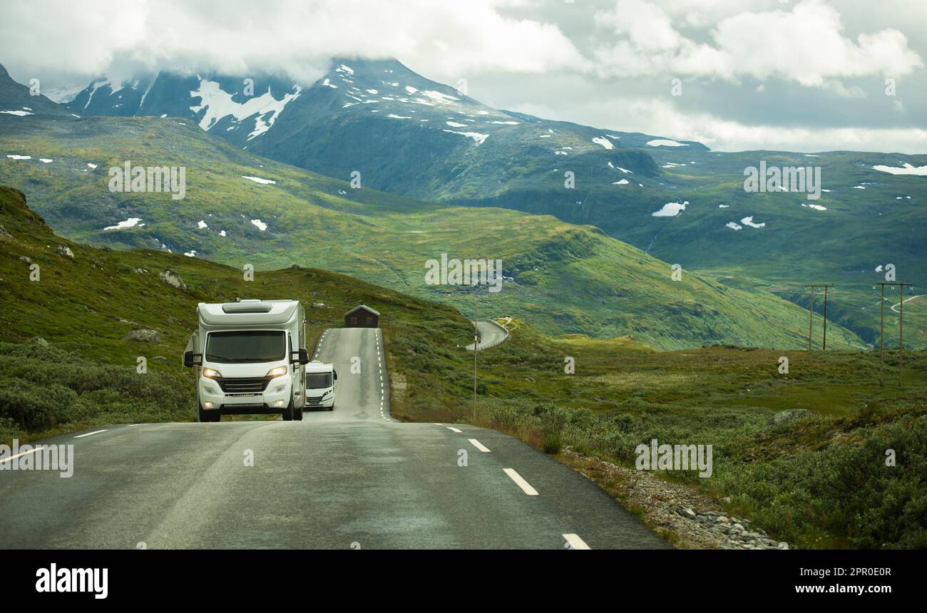 Deux autocaravanes sur la route panoramique norvégienne lors de l'expédition d'été dans le Nord. Banque D'Images