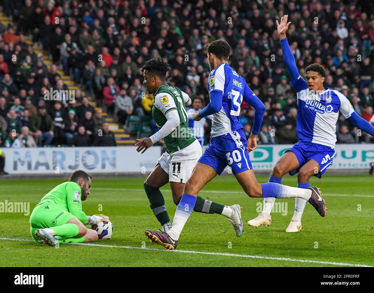 James Belshaw #1 de Bristol Rovers fait une économie pendant le match ...