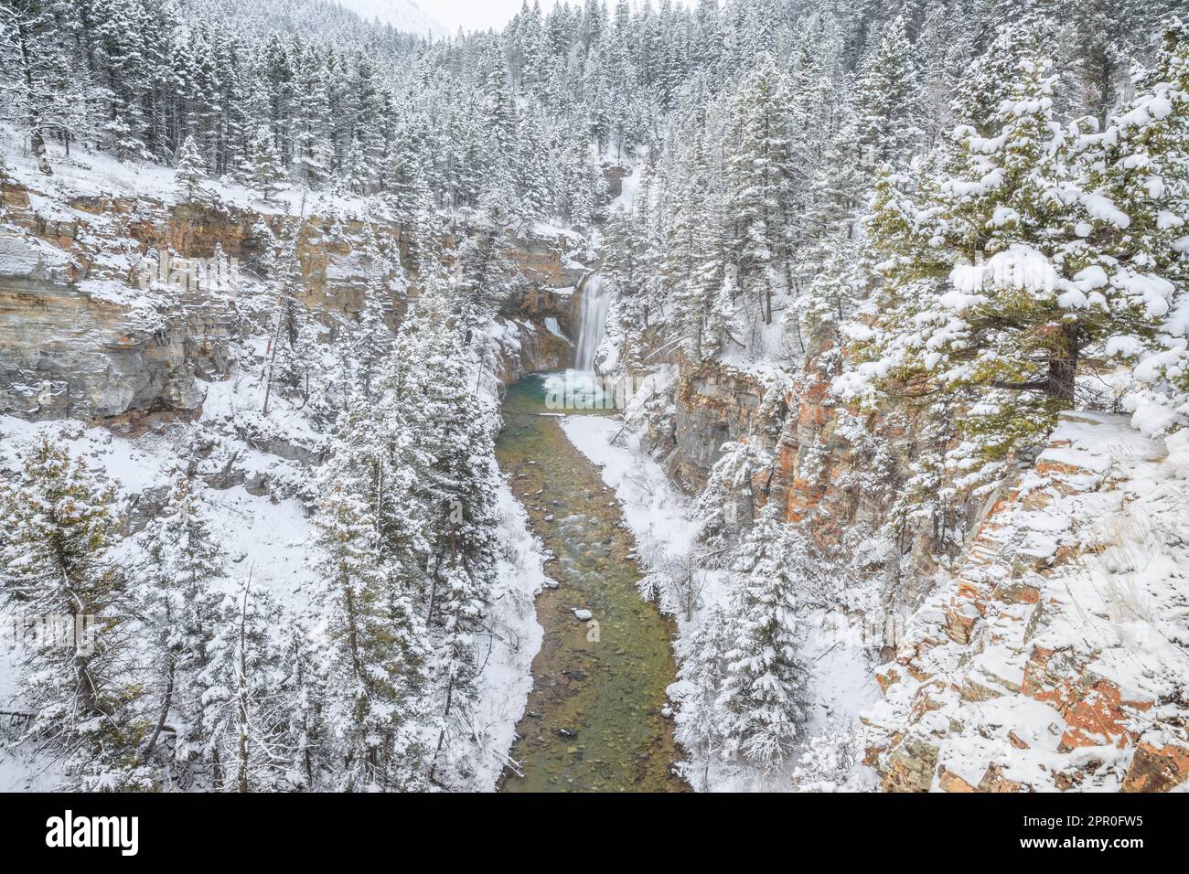 cascade et canyon le long de falls creek en hiver près d'augusta, montana Banque D'Images