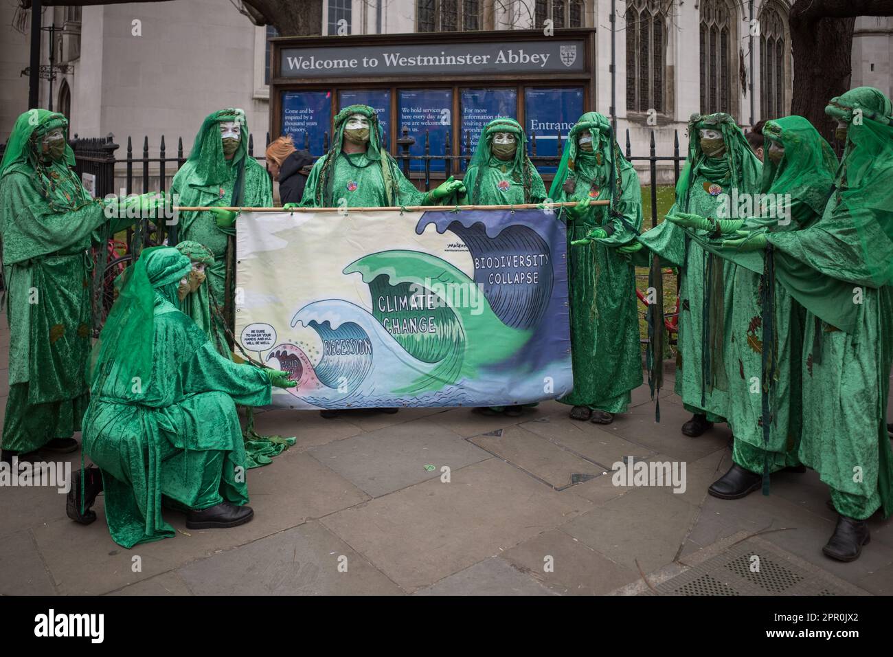 Les rebelles verts ralentissent la marche vers le Parlement, le Big One, le week-end de la rébellion d'extinction, le 2023 avril. Activistes de l'environnement de Street Performing. Banque D'Images