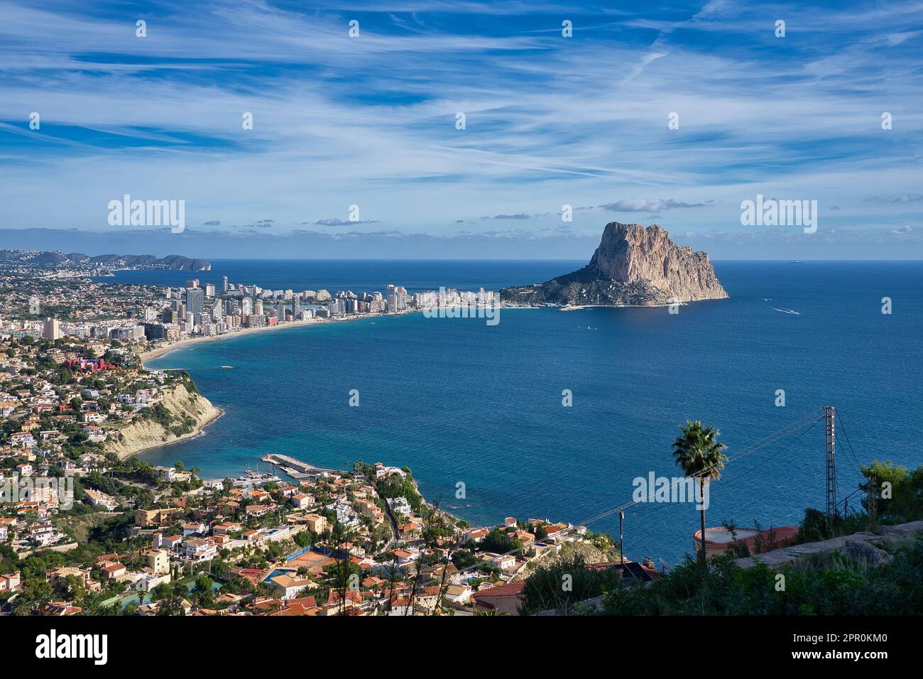 Antenne de la ville de Calpe sur la Costa Blanca, Communauté Valencienne, Espagne pendant une journée ensoleillée et mer calme. Banque D'Images