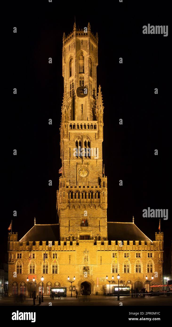 Le beffroi illuminé de Bruges la nuit, un clocher dans le centre historique de Bruges, Flandre Occidentale, Belgique Banque D'Images