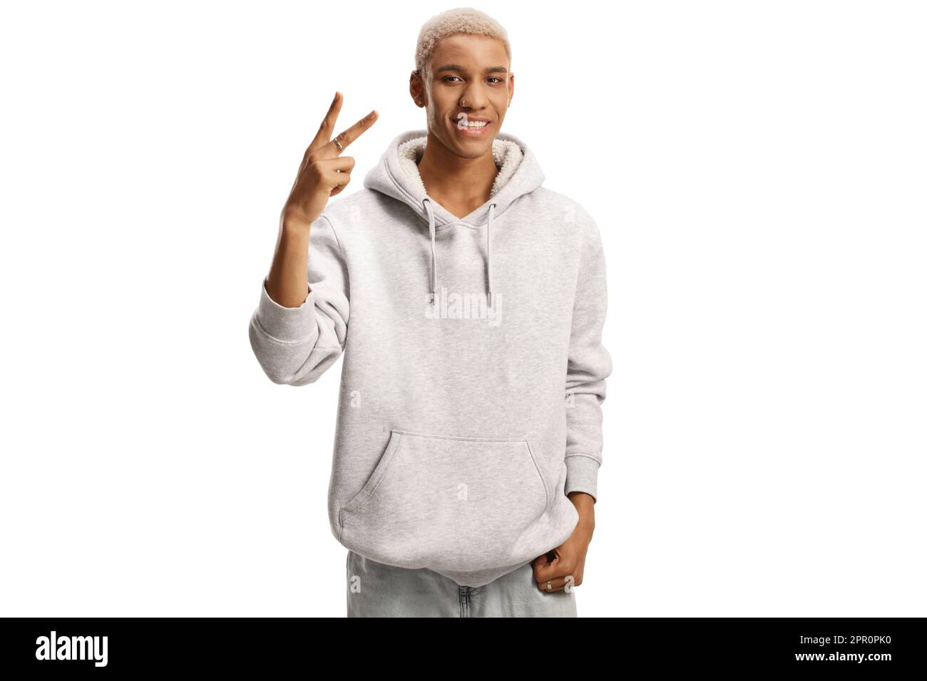 Jeune homme afro-américain avec des cheveux blanchis gesturant le signe de paix isolé sur fond blanc Banque D'Images