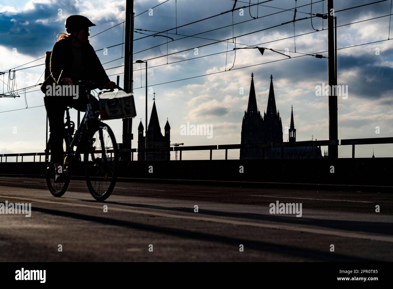 Cyclisme dans la grande ville, cyclistes sur le pont Deutzer à Cologne, cathédrale de Cologne, piste cyclable, NRW, Allemagne Banque D'Images