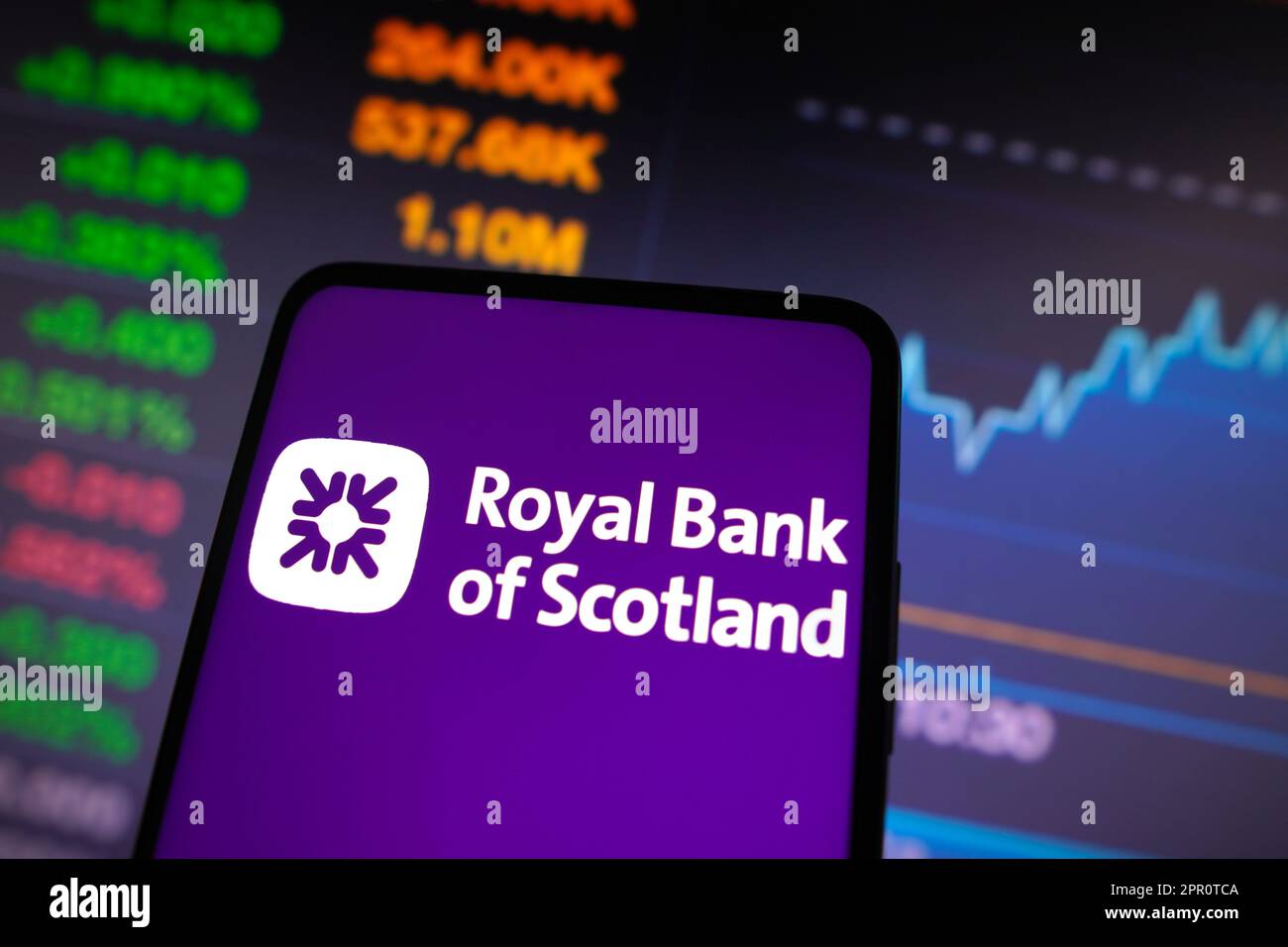 Sur cette photo, le logo du Groupe Royal Bank of Scotland (RBS) s'affiche sur l'écran d'un smartphone. Banque D'Images