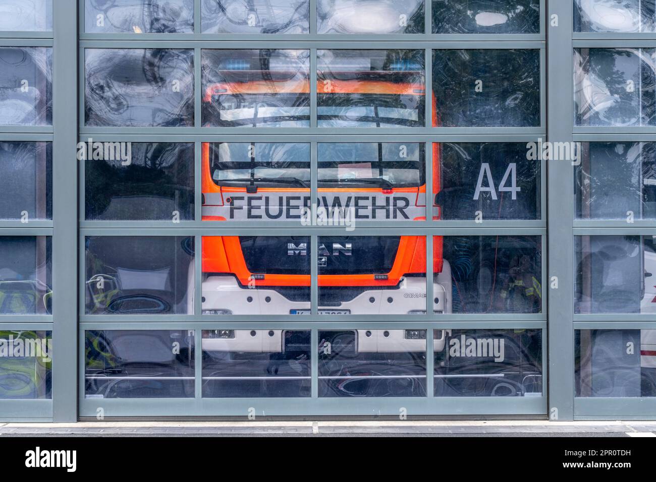 Pompiers, caserne de pompiers, caserne moderne, portes vitrées, véhicules d'urgence dans le hall des véhicules, Cologne, NRW, Allemagne, Banque D'Images