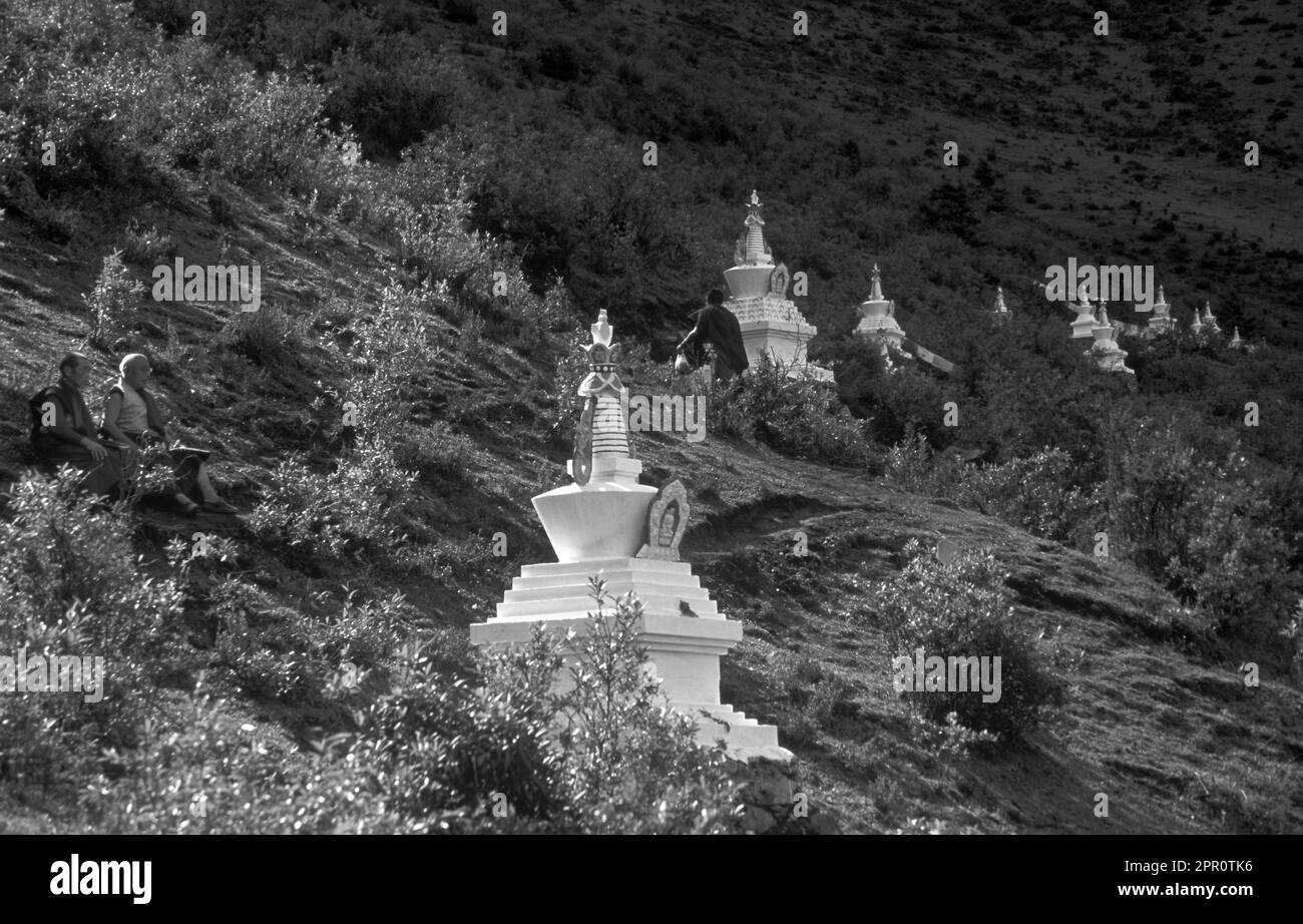 Stupas et moines au-dessus du monastère bouddhiste tibétain de Katok Dorjeden - Kham, (E. Tibet), province du Sichuan, Chine Banque D'Images