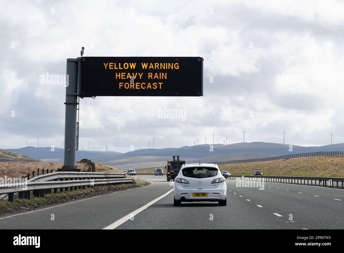 Avertissement jaune Heavy Rain Forecast sur l'autoroute britannique Banque D'Images
