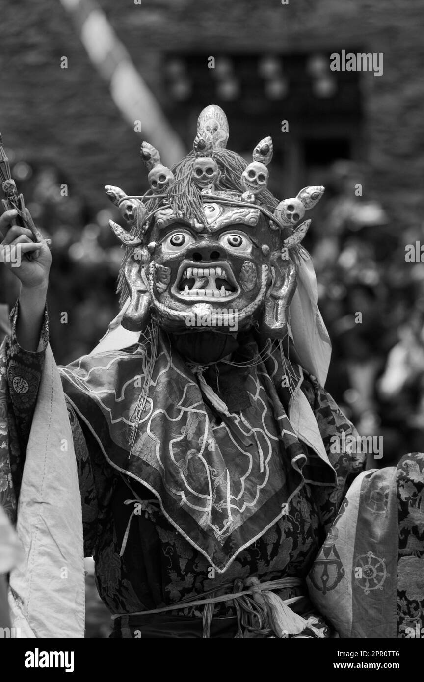 La divinité protectrice met en cause les démons et la négativité au Monlam Chenpo, au monastère Katok Dorjeden - Kham, (Tibet), Sichuan, Chine Banque D'Images