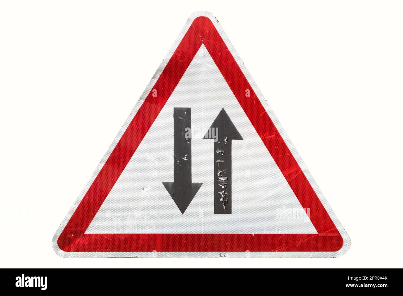 Ancien panneau de signalisation « deux voies de circulation » isolé sur blanc. Banque D'Images