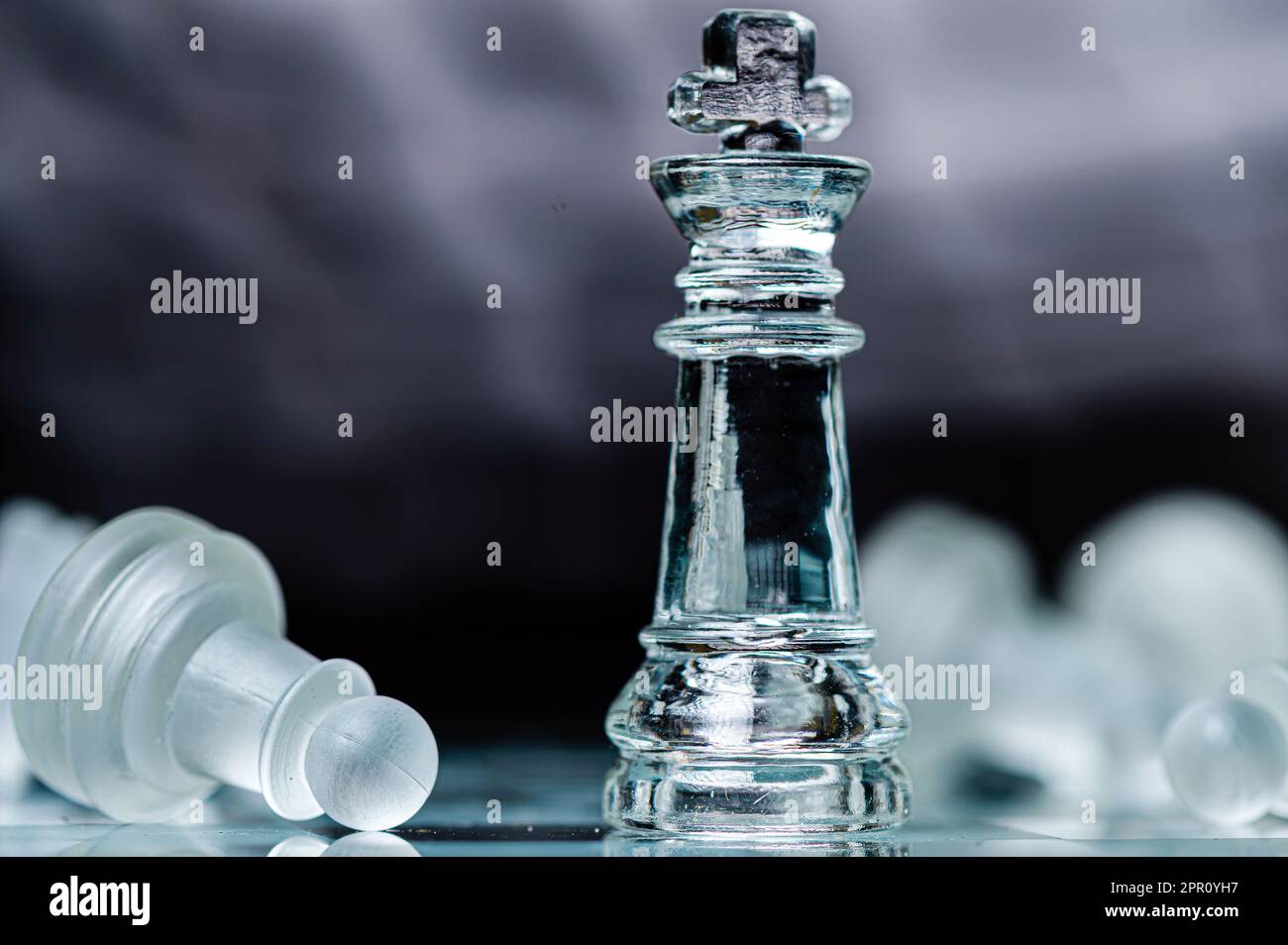 Jeu de plateau d'échecs en verre dans fond noir, focus sélectif sur King, leadership, concept gagnant Banque D'Images