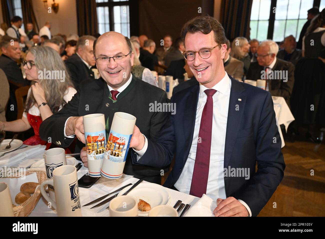 Munich, Allemagne. 25th avril 2023. Albert Füracker, ministre d'État aux Finances et aux Affaires intérieures (l) et Hendrik Wüst, ministre-président de la Rhénanie-du-Nord-Westphalie (r) célèbrent à la Maibock Tapping à la Hofbräuhaus. Credit: Felix Hörhager/dpa/Alay Live News Banque D'Images