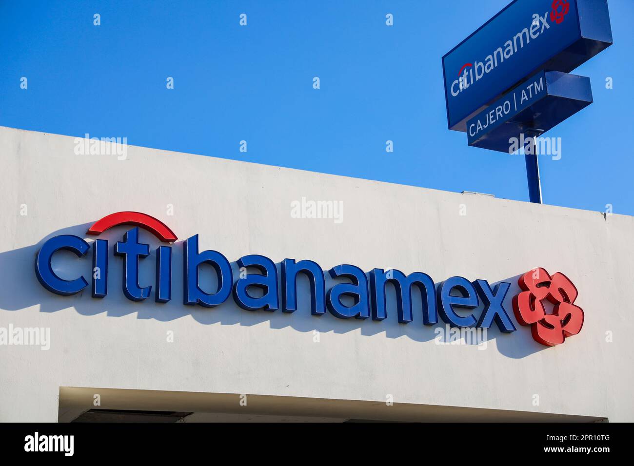 Façade de la banque Citibanamex ou Citi Banamex et guichet automatique sur la rue Serdan dans le centre-ville de Hermosillo Sonora Mexique.(© photo de Luis Gutiérrez /Norte photo) Fachada de banco Citibanamex o Citi Banamex y cajero ATM en la calle Serdan del Centro de Hermosillo Sonora Mexique.(© photo de Luis Gutiérrez /Norte photo de Luis Gutiérrez Banque D'Images