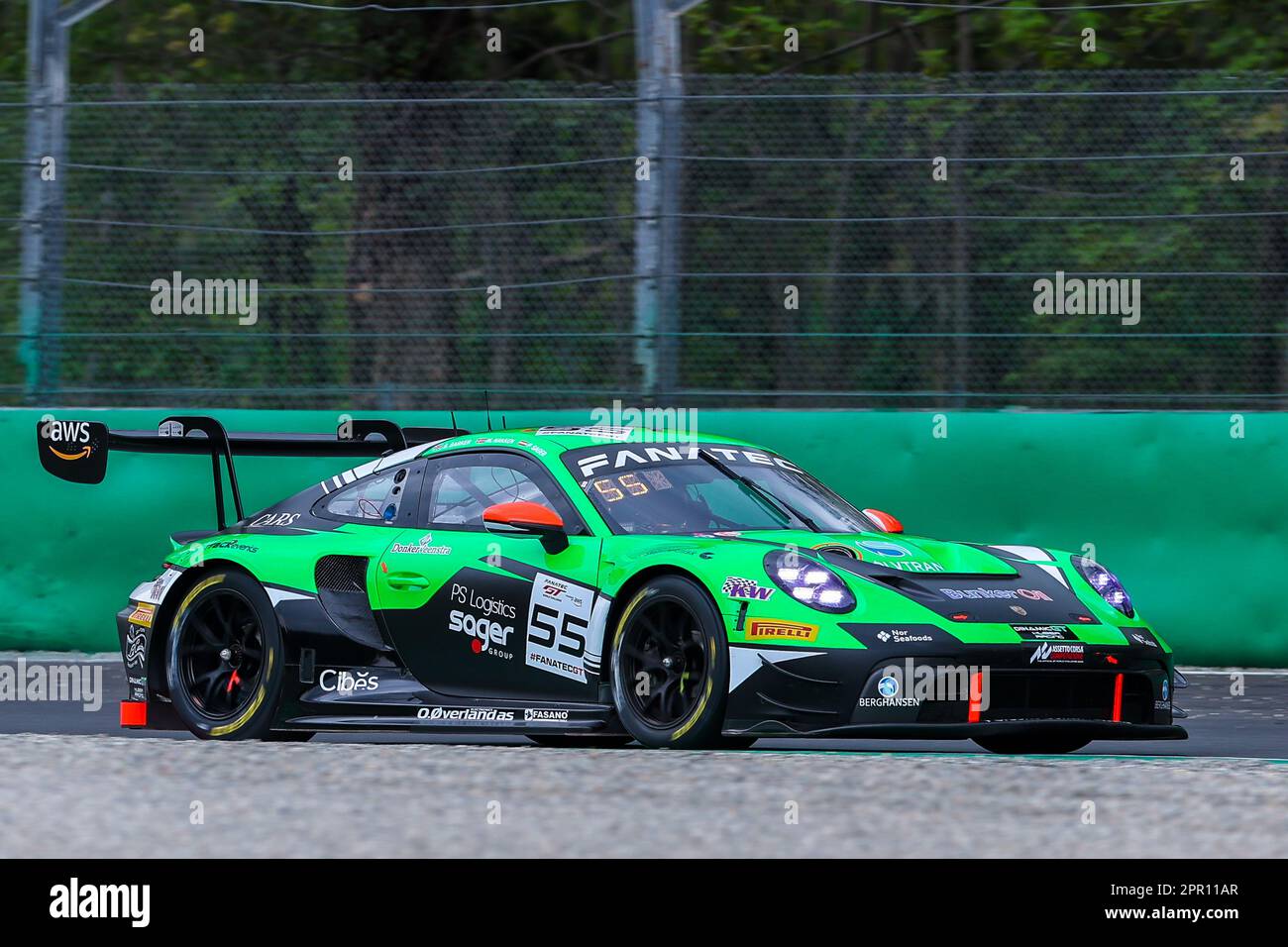 Porsche 911 GT3 R (992) Team Dinamic GT Huber course de Philipp Sager, Benjamin Barker et Marius Nakken conduit pendant le Fanatec GT World Challenge Europe Monza à l'Autodromo Nazionale Monza à Monza. (Photo de Fabrizio Carabelli / SOPA Images / Sipa USA) Banque D'Images