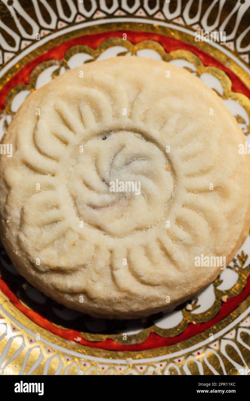 maamoul (ma'amoul), biscuits au beurre fourrés avec un motif décoratif. Banque D'Images