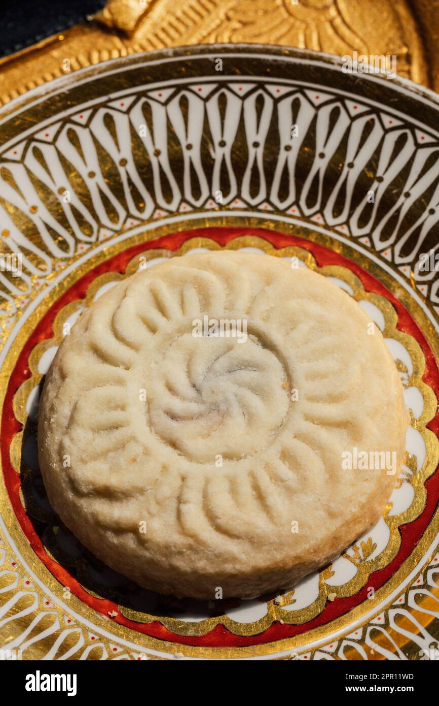 maamoul (ma'amoul), biscuits au beurre fourrés avec un motif décoratif. Banque D'Images