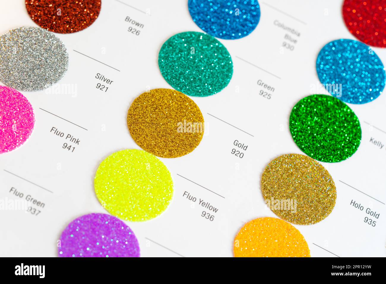 Nuances de couleurs scintillantes à cercles éclatants - film thermotransféré - avec noms et codes de couleur, détails de gros plan Banque D'Images
