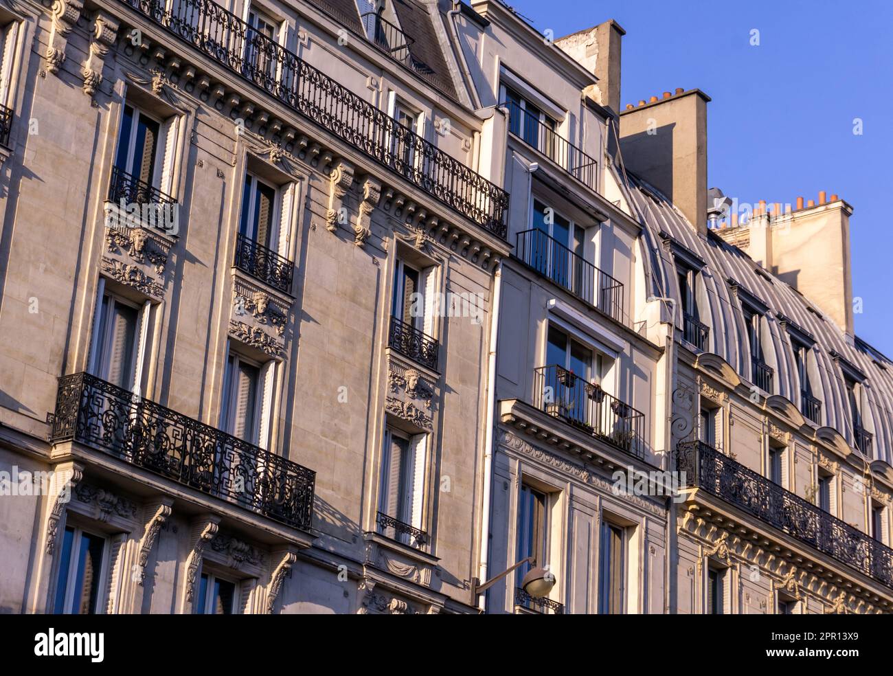 Façade de bâtiment traditionnel dans la rue du centre historique de Paris, France Banque D'Images