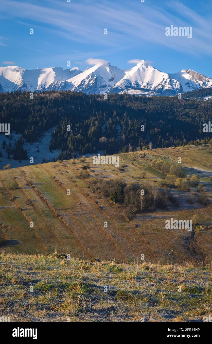 Magnifique paysage de printemps le matin à la campagne. Vue sur les Belianske Tatras depuis le village d'Osturna en Slovaquie. Banque D'Images