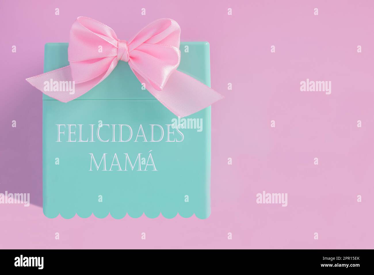 Fête des mères, boîte cadeau avec ruban en tissu rose et les mots en espagnol 'felicidades mamá', concept de célébration comme un merci aux mères pour leur Banque D'Images