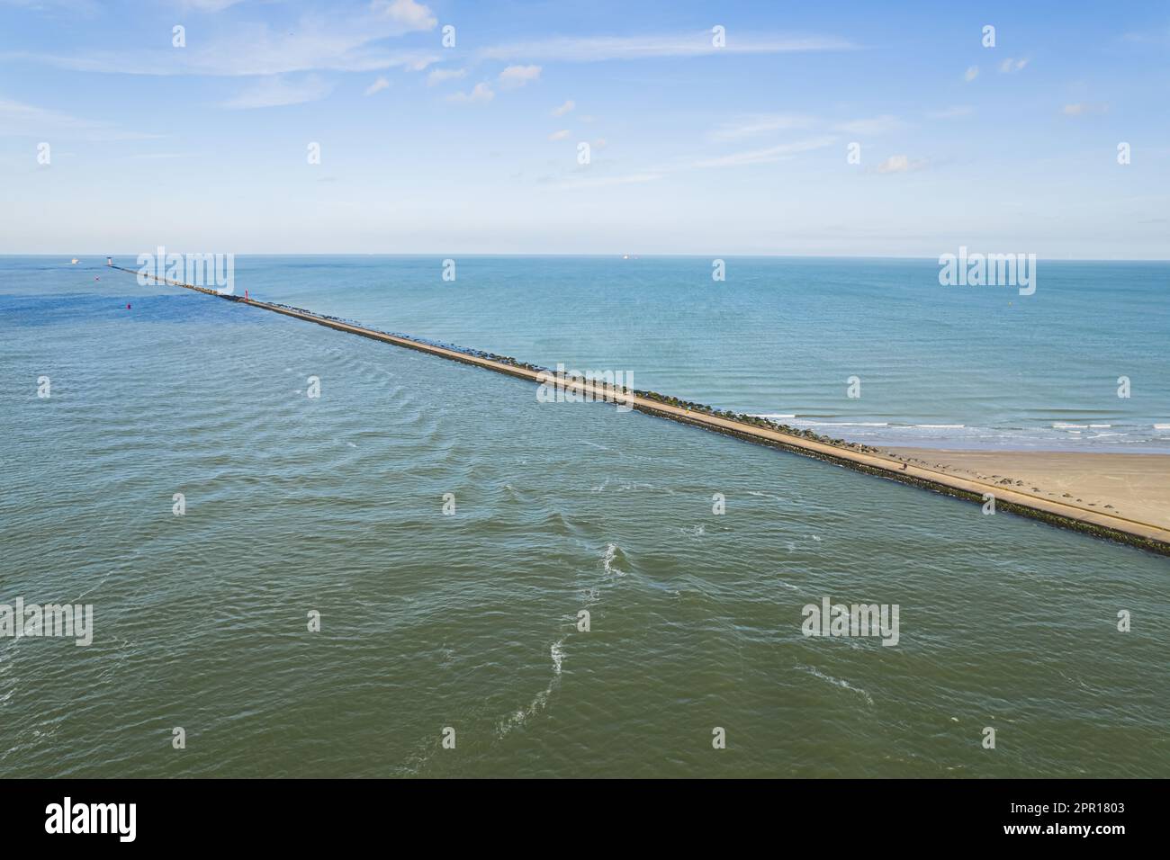 Tir de drone pittoresque de Bottlek pénétrant dans la mer, jour ensoleillé et ciel bleu, pays-Bas. Photo de haute qualité Banque D'Images