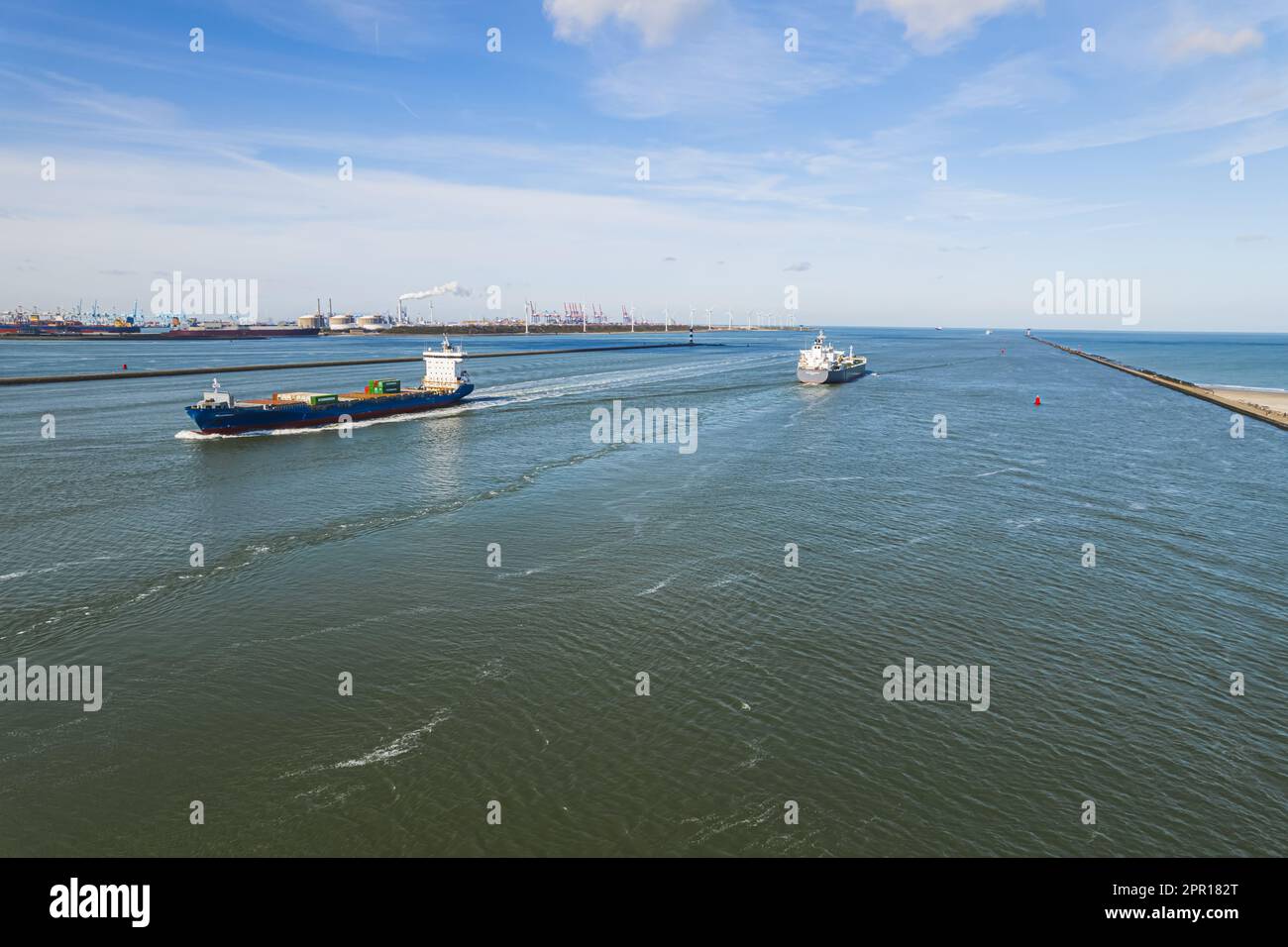 Vue panoramique sur les navires-citernes dans la mer, Botlek, pays-Bas. concept de l'industrie. Photo de haute qualité Banque D'Images