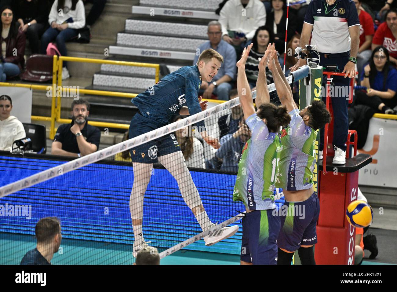 Vérone, Italie. 25th avril 2023. Rok Mozic (WithU Verona) pendant les playoffs 5th place - WithU Verona vs Vero Volley Monza, Volleyball Italien série A Men SuperLeague Championship Championship à Vérone, Italie, 25 avril 2023 Credit: Independent photo Agency/Alay Live News Banque D'Images