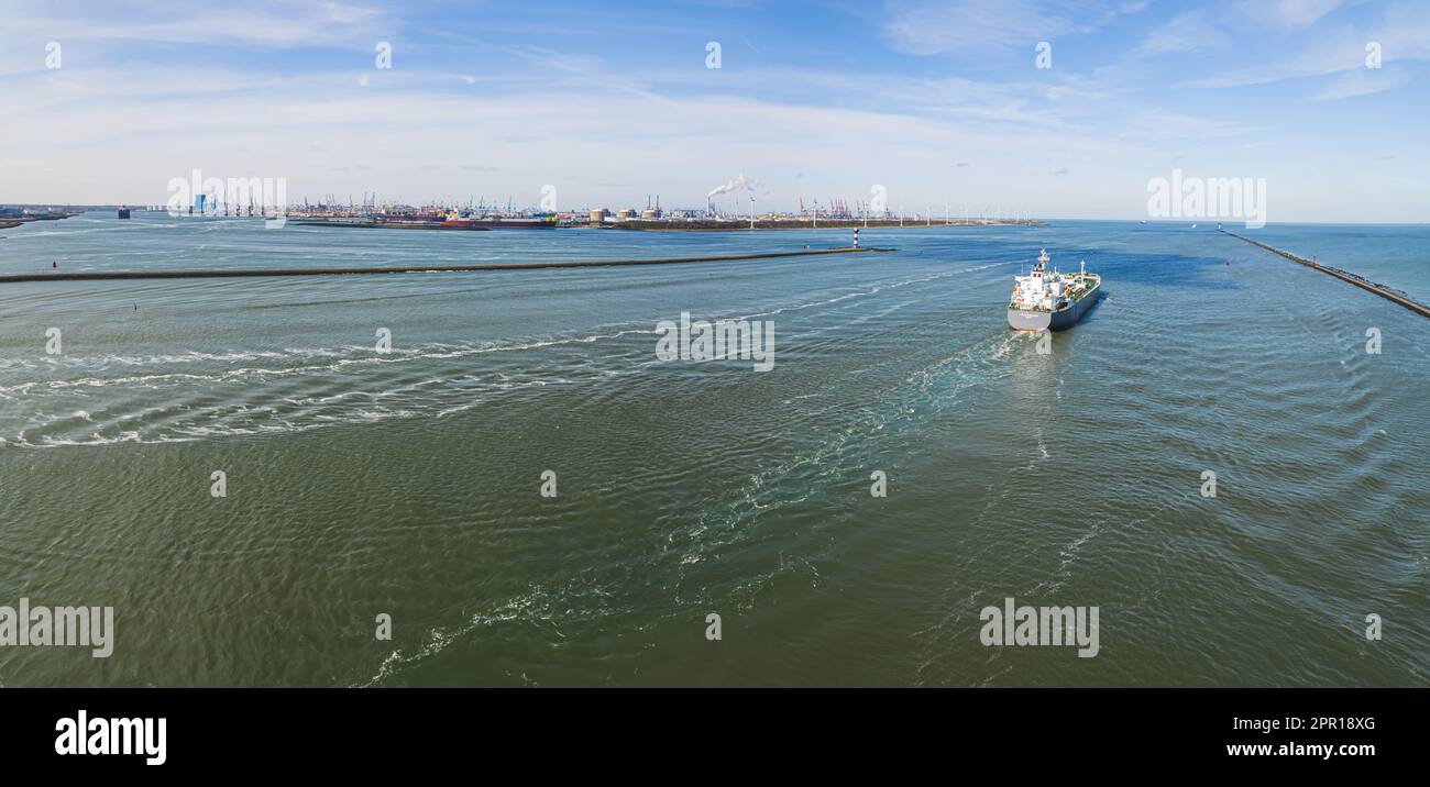 Panorama aérien d'un navire-citerne dans la mer près du port de Botlek, Rotterdam, pays-Bas. Photo de haute qualité Banque D'Images