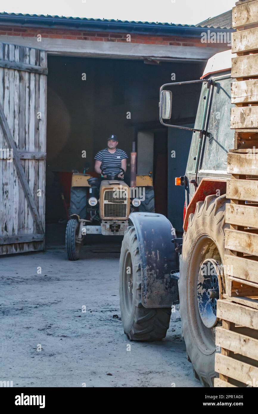 un tracteur en train de sortir d'une grange Banque D'Images
