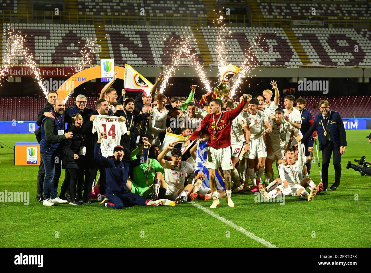 Salerno, Italie. 24th avril 2023. EN TANT que joueurs roms célèbrent après avoir remporté le match final de Coppa Italia Primavera entre AS Roma et ACF Fiorentina au Stadio Arechi sur 25 avril 2023 à Salerne, en Italie. - Credit: Nicola Ianuale/Alamy Live News Banque D'Images