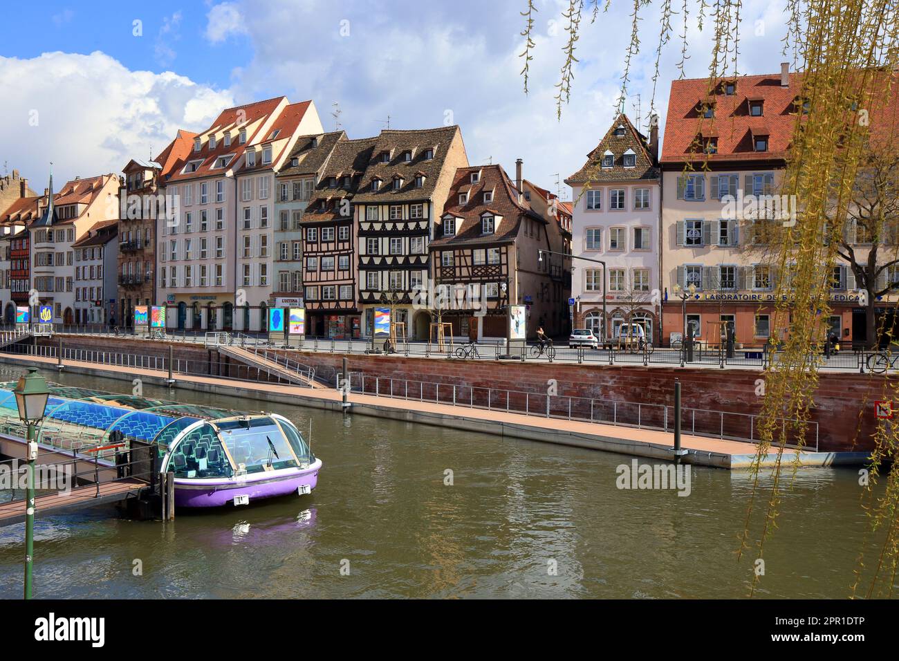 Vue sur les bâtiments et les maisons le long du Quai des Bateliers sur la rivière Ill à Grande-Île de Strasbourg, France. Banque D'Images
