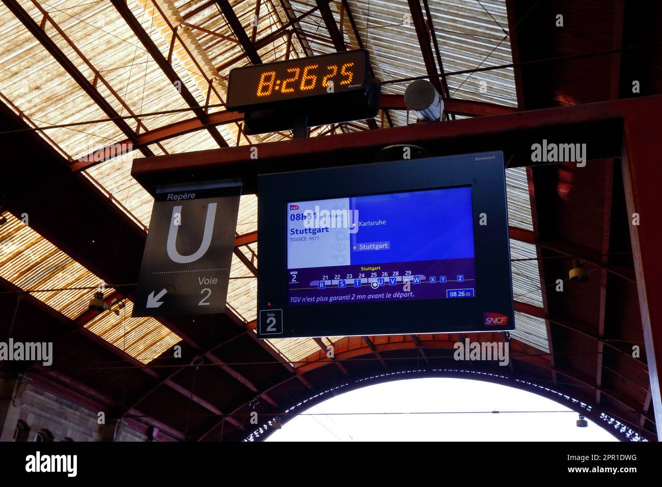 Un tableau d'information à la plate-forme 2, section U à la Gare de Strasbourg-ville, Strasbourg, France. (voir plus d'informations pour la légende complète) Banque D'Images