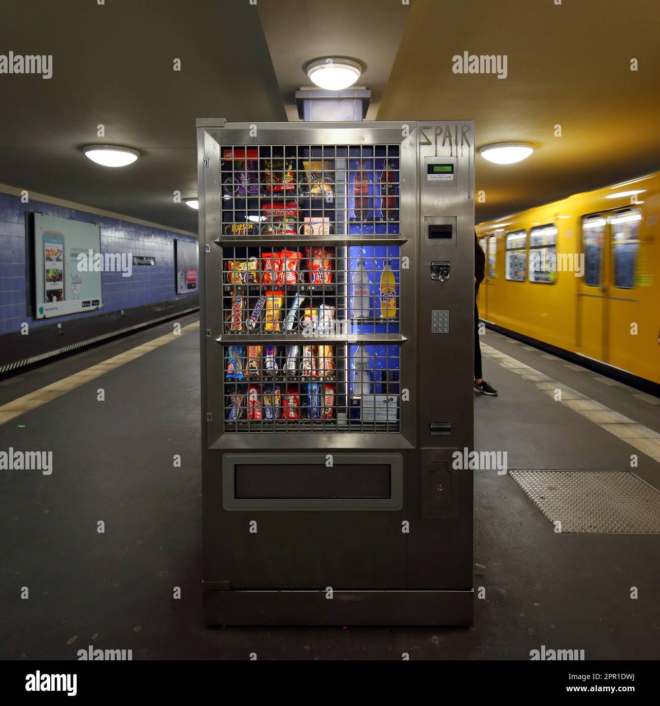 Un distributeur automatique inviolable à la gare U-Bahn Weinmeisterstraße de Berlin. Une prison en acier inoxydable pour les collations et les bonbons. Banque D'Images