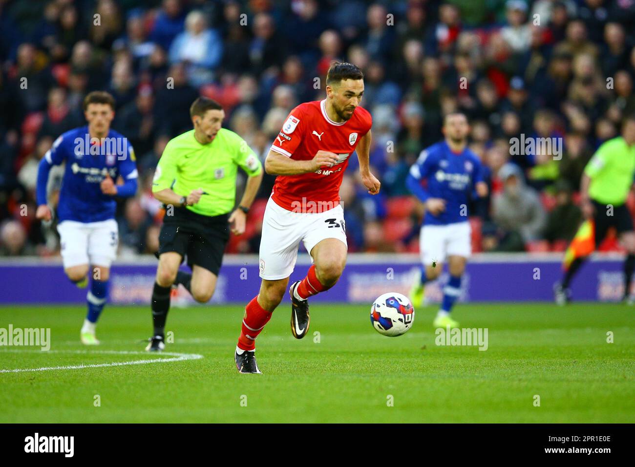 Oakwell Stadium, Barnsley, Angleterre - 25th avril 2023 Adam Phillips (30) de Barnsley - pendant le jeu Barnsley v Ipswich Town, Sky Bet League One, 2022/23, Oakwell Stadium, Barnsley, Angleterre - 22nd avril 2023 crédit: Arthur Haigh/WhiteRosePhotos/Alay Live News Banque D'Images