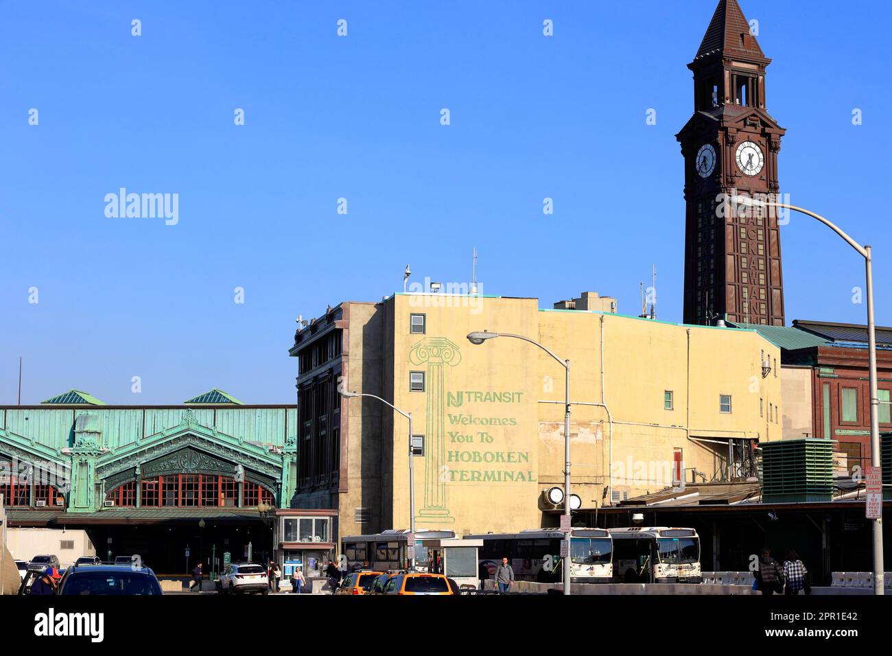 NJ Transit Hoboken terminal, Hoboken, New Jersey. Un centre de transit multimodal combinant ferry, train de banlieue, bus, métro léger, métro, vélo, taxis. Banque D'Images