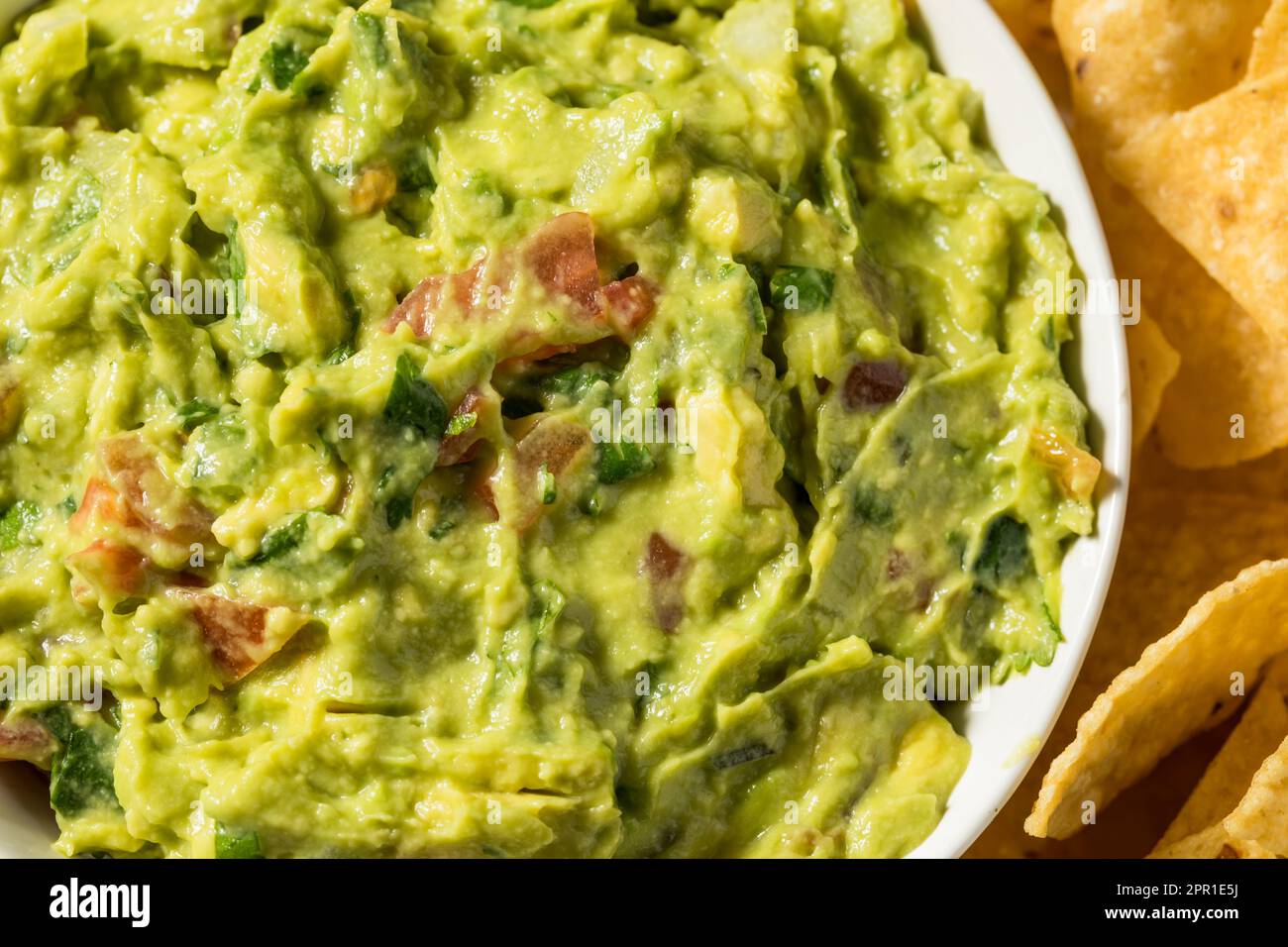 Gousamole d'avocat et croustilles tortilla faites maison à la tomate Banque D'Images