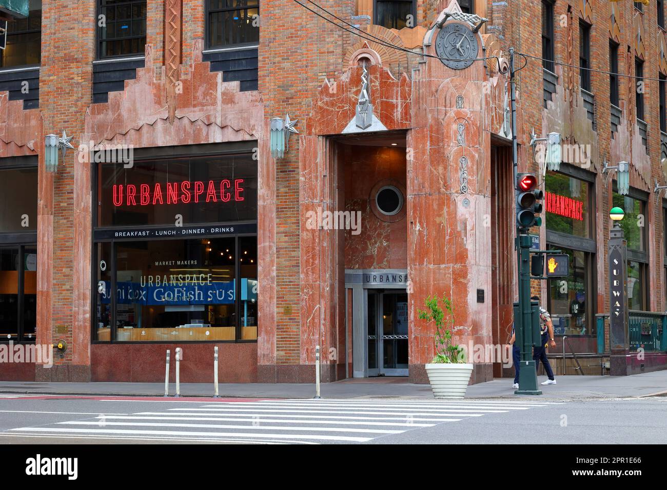 Urbanspace, 570 Lexington Ave, New York, New York, New York, vitrine d'une salle de restauration haut de gamme dans le bâtiment General Electric à Midtown Manhattan. Banque D'Images