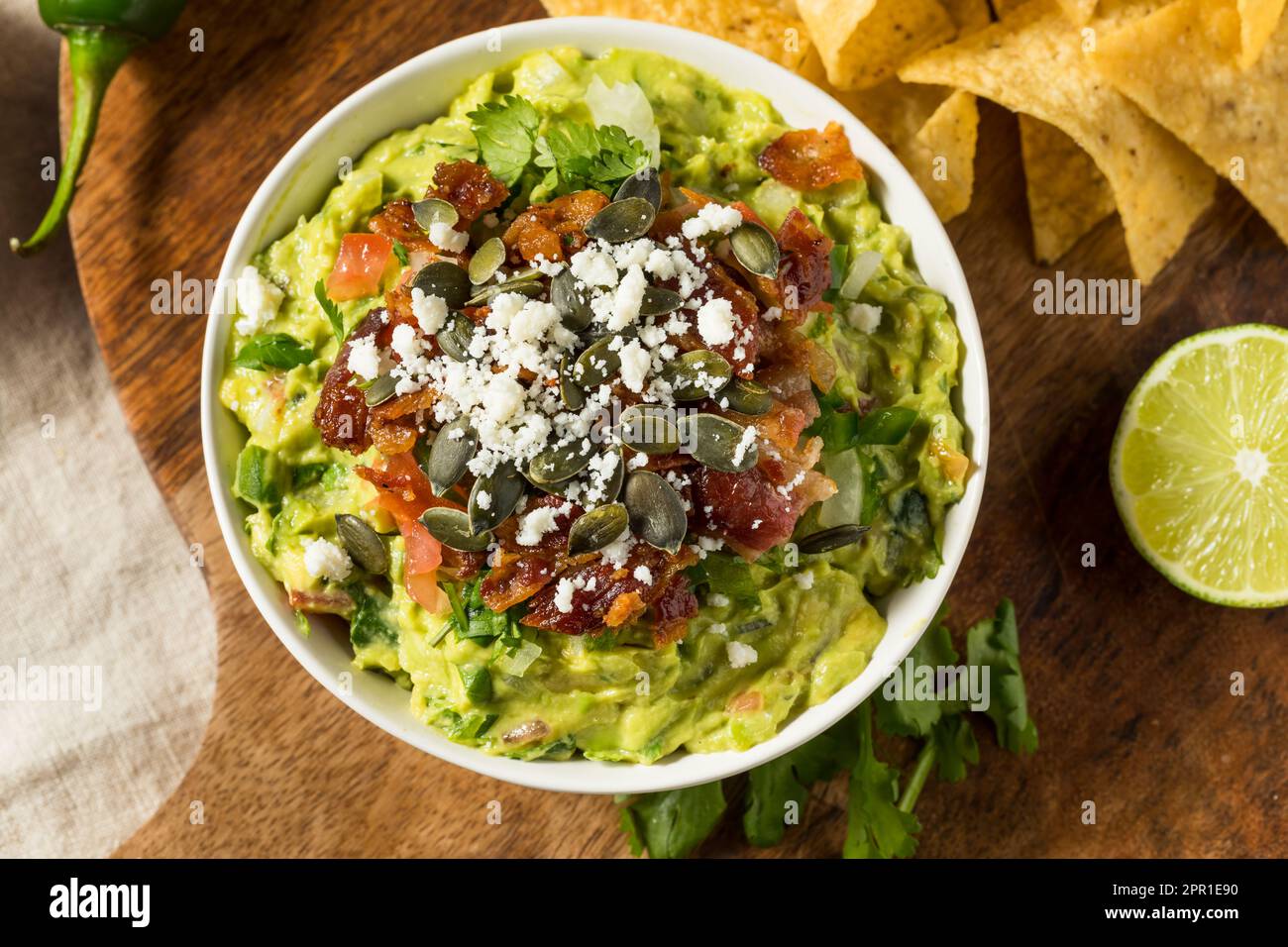 Guacamole gastronomique maison avec bacon Pepitas et Queso Fresco Banque D'Images