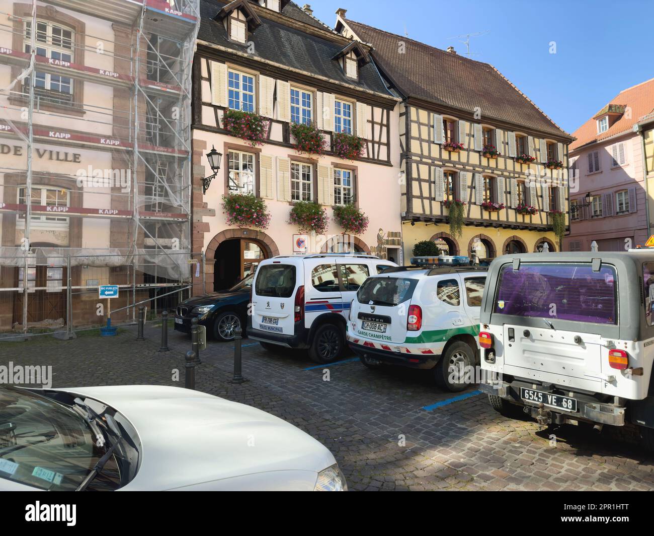 Ribeauville, France, 22 septembre 2022 : les rues animées de Ribeauville,  en Alsace, regorgent de voitures allant des pilotes aux Dacias. L'hôtel de  ville est haut et fier près du parking Photo