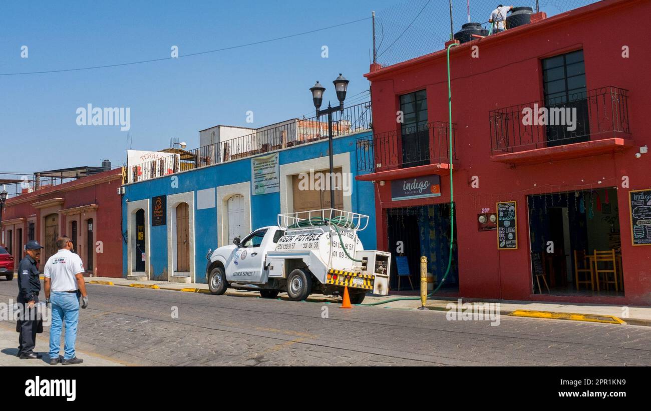 Comme beaucoup d'autres villes: Oaxaca au Mexique est aux prises avec des pénuries d'eau. L'eau supplémentaire doit être apportée par les entreprises et les familles pour répondre à leurs besoins. Banque D'Images