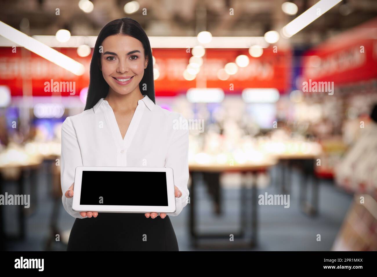 Portrait d'une hôtesse portant un uniforme avec une tablette dans le centre  commercial. Espace pour le texte Photo Stock - Alamy