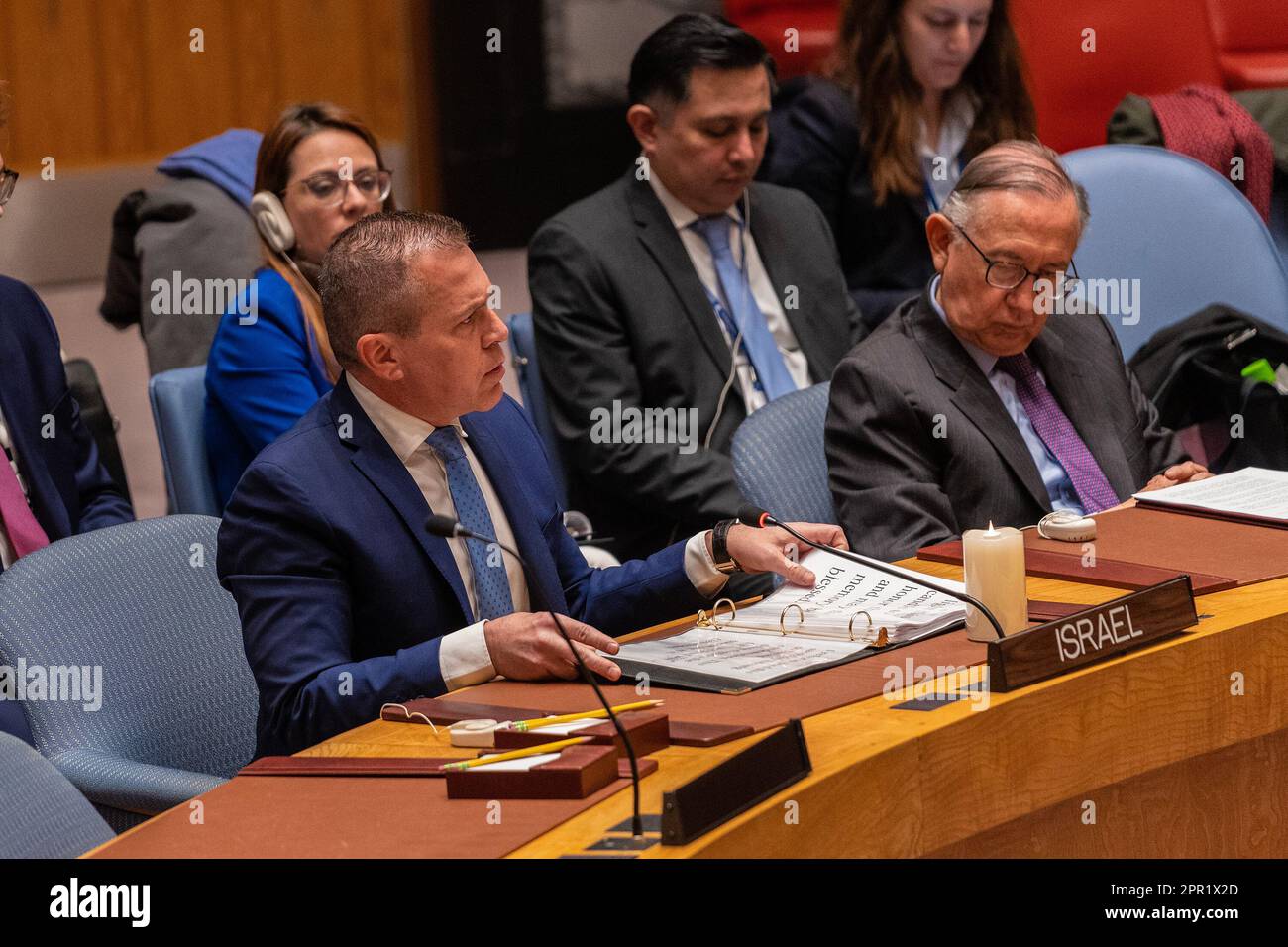 New York, New York, États-Unis. 25th avril 2023. Le Représentant permanent et Ambassadeur d'Israël, Gilad Erdan, parle alors qu'il allumait une bougie à la mémoire des soldats et des civils tués en l'honneur de Yom Hazikaron, le jour commémoratif d'Israël, lors de la réunion du Conseil de sécurité sur la situation au Moyen-Orient, y compris la question palestinienne au siège de l'ONU. Le Ministre russe des affaires étrangères, Sergey Lavrov, présidait la réunion du Conseil de sécurité alors que la Fédération de Russie assure la présidence le mois d'avril. (Credit image: © Lev Radin/Pacific Press via ZUMA Press Wire) USAGE ÉDITORIAL SEULEMENT! Non commercial Banque D'Images