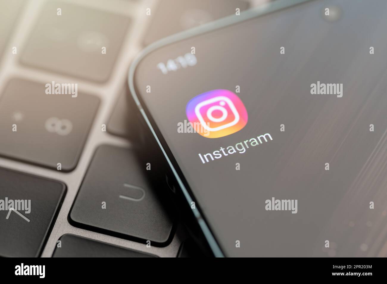 New york, Etats-Unis - 25 avril 2023 : application Instagram icon sur l'écran du smartphone pour afficher en gros plan l'arrière-plan du clavier Banque D'Images