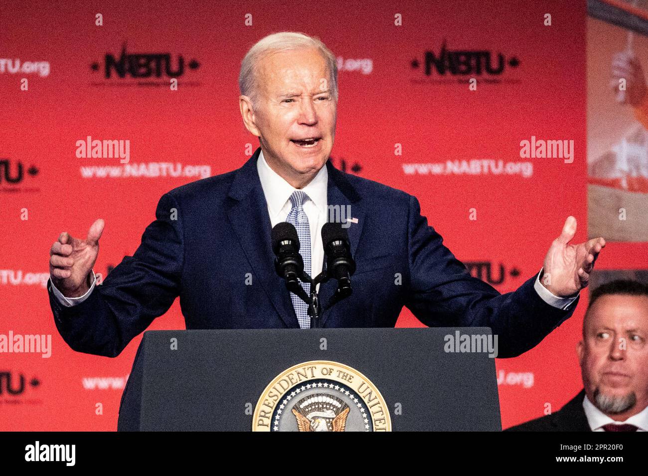 Washington, États-Unis. 25th avril 2023. Le président Joe Biden s'exprime aux syndicats des métiers de la construction des États-Unis en Amérique du Nord Conférence législative au Hilton de Washington à Washington. Crédit : SOPA Images Limited/Alamy Live News Banque D'Images