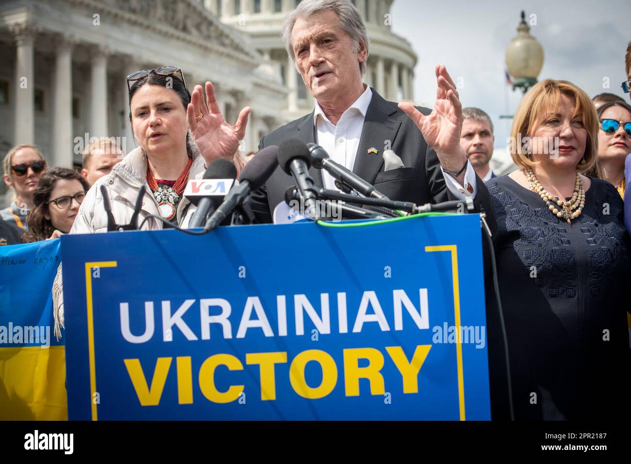 L'ancien président ukrainien Viktor Iouchtchenko fait des remarques sur une résolution de la victoire ukrainienne lors d'une conférence de presse au Capitole des États-Unis à Washington, DC, mardi, 25 avril 2023. Crédit : Rod Lamkey/CNP Banque D'Images