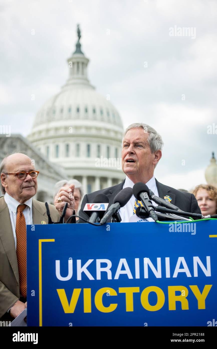 Joe Wilson (républicain de la Caroline du Sud), à droite, est accompagné du représentant des États-Unis Steve Cohen (démocrate du Tennessee), à gauche, qui fait des remarques sur une résolution de victoire ukrainienne lors d'une conférence de presse au Capitole des États-Unis à Washington, DC, mardi, 25 avril 2023. Crédit : Rod Lamkey/CNP Banque D'Images