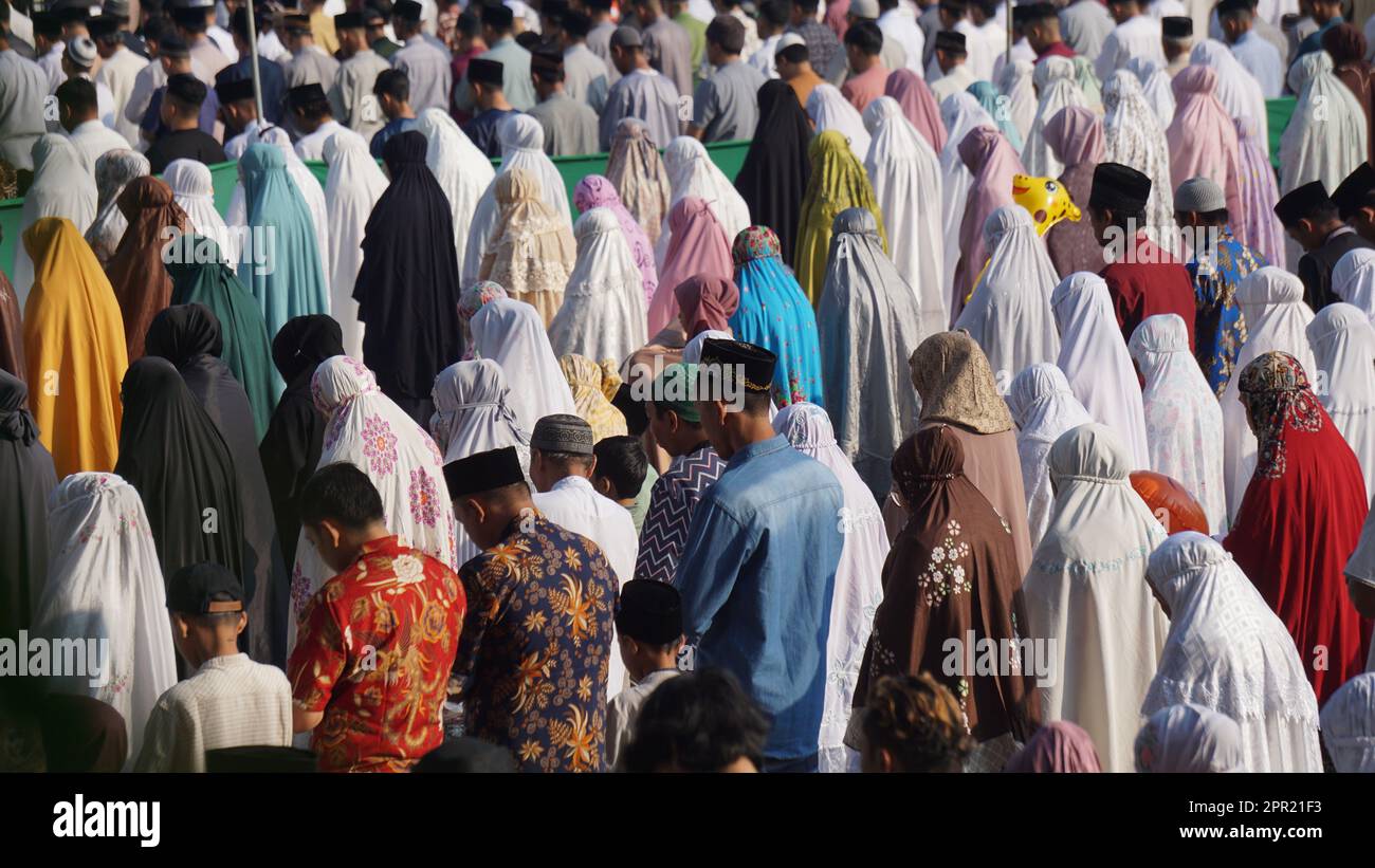 Les musulmans sur le terrain prient Idul Fitri le matin Banque D'Images