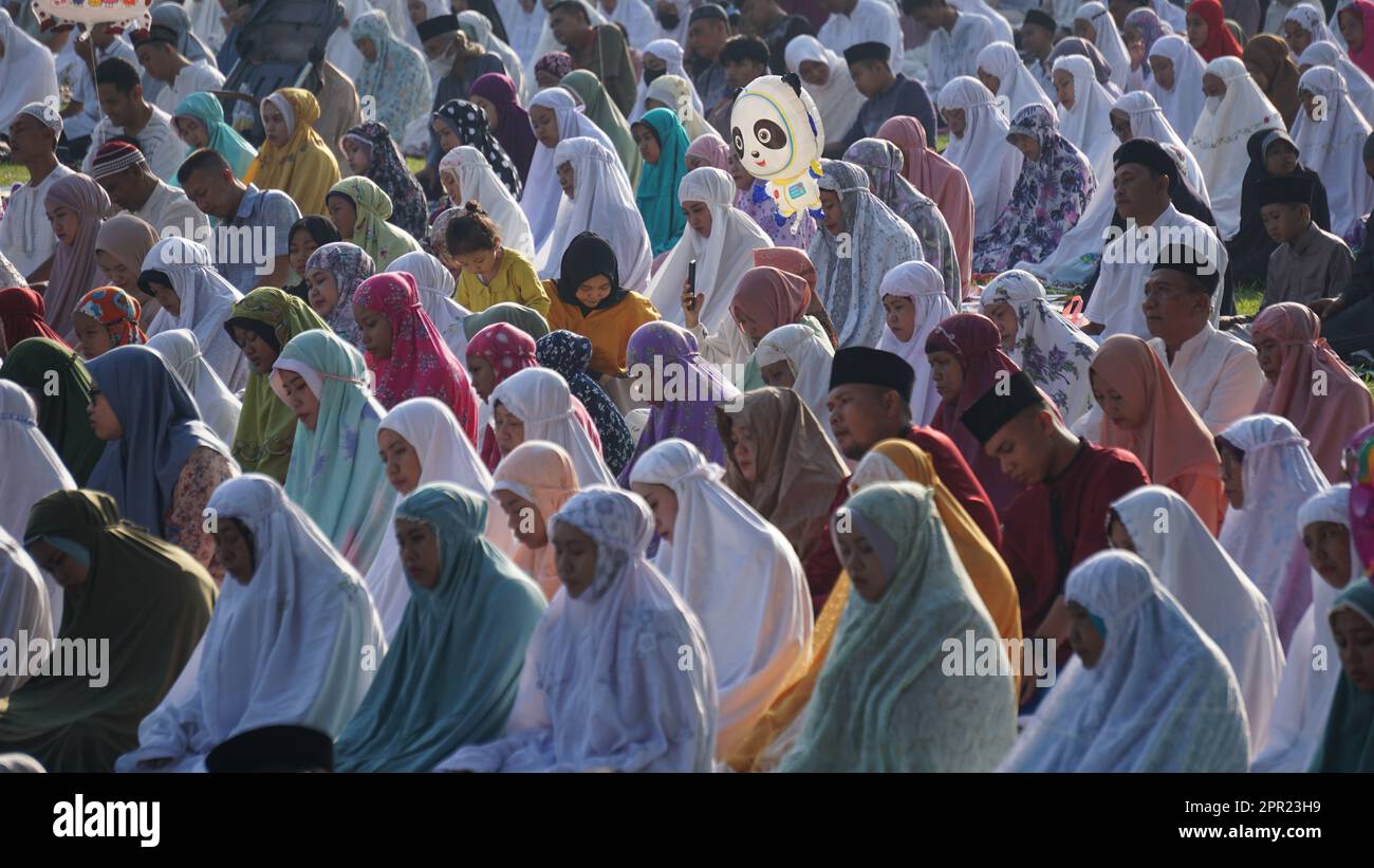 Les musulmans sur le terrain prient Idul Fitri le matin. Banque D'Images