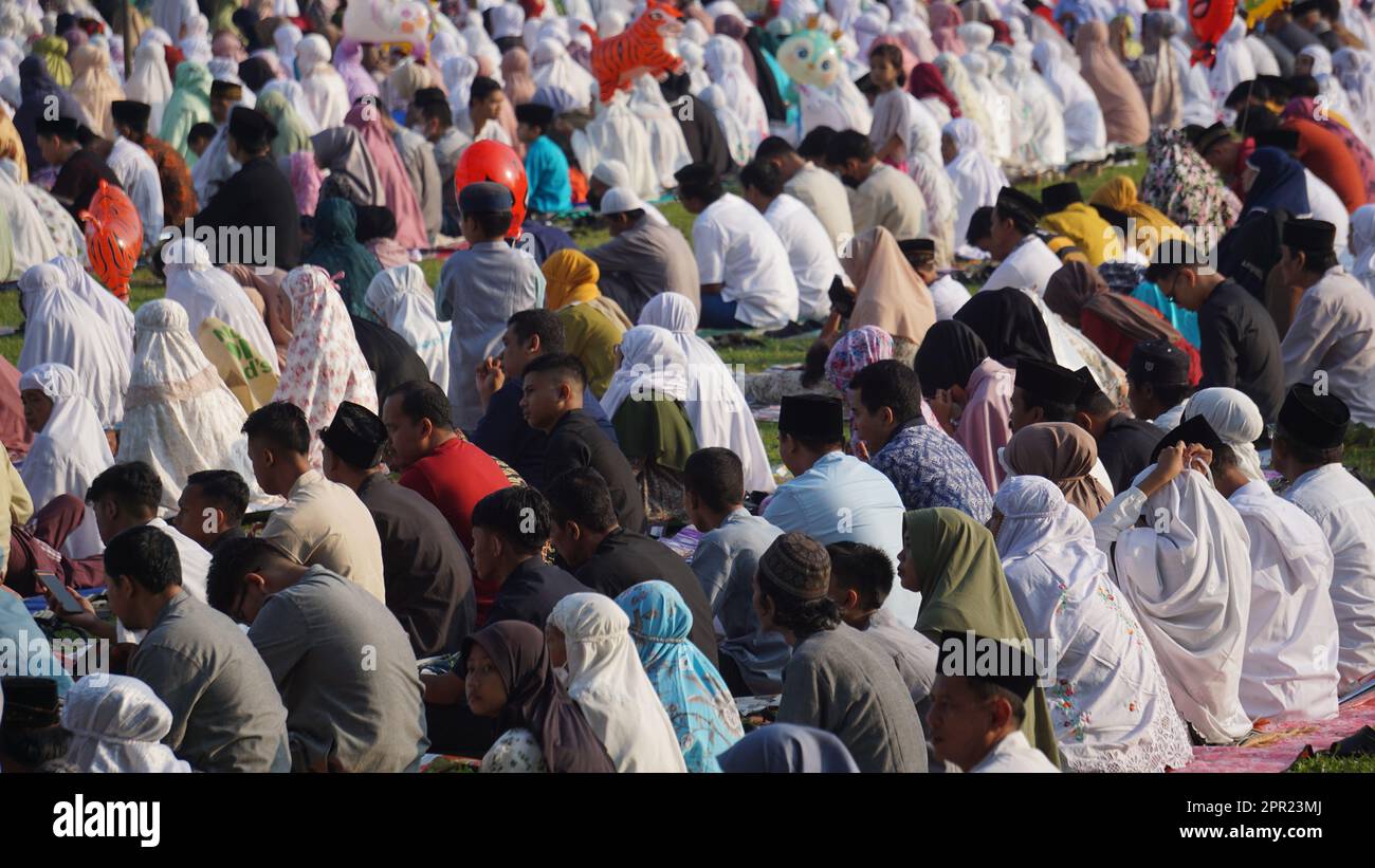 Les musulmans sur le terrain prient Idul Fitri le matin. Banque D'Images