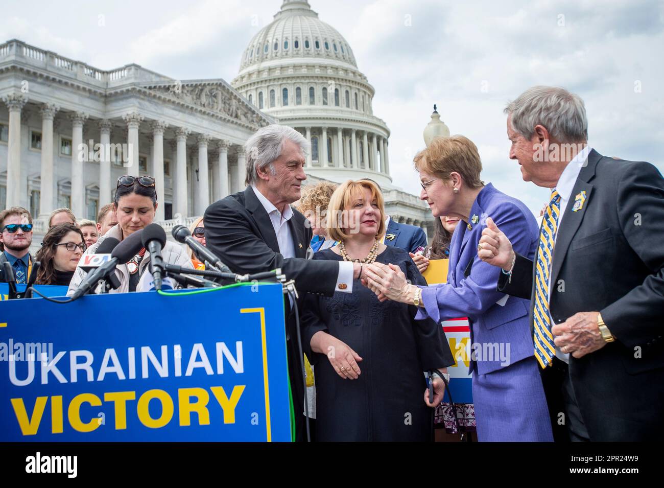 Washington, DC, 25 avril 2023. L'ancien président ukrainien Viktor Iouchtchenko, à gauche, est accueilli par le représentant des États-Unis Marcy Kaptur (démocrate de l'Ohio), deuxième de droite, Et le représentant américain Joe Wilson (républicain de Caroline du Sud), à droite, après avoir fait des remarques sur une résolution de victoire ukrainienne lors d'une conférence de presse au Capitole des États-Unis à Washington, DC, mardi, 25 avril 2023. Crédit : Rod Lamkey/CNP/MediaPunch Banque D'Images